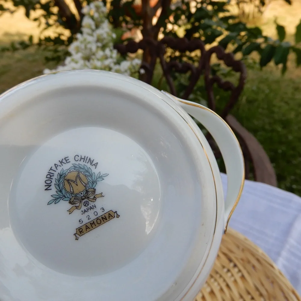 Vintage Floral Sugar Bowl & Lid - Picture 5 of 6